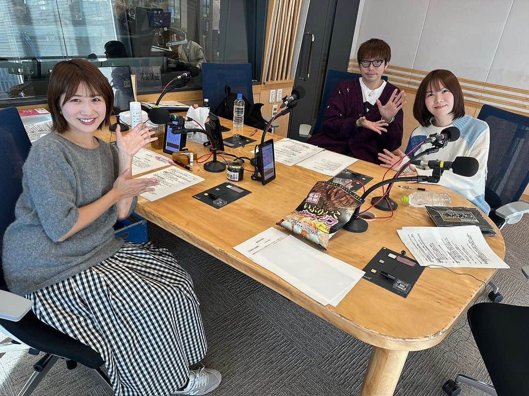 半崎美子さんのインスタグラム写真 - (半崎美子Instagram)「文化放送「おとなりさん」📻 お聞き頂いた皆様、高橋優さん、坂口愛美さん、本当にありがとうございました！ 続けてきた道の先にこのような再会が叶い、繋いで下さったリスナーさんと、一途な音楽人生を歩まれている高橋さんに感謝です。 14年ぶり、あの時と同じポーズで😂  #おとなりさんラジオ #高橋優 さん #坂口愛美 さん #素晴らしき日常 #半崎美子 #文化放送」11月21日 20時54分 - yoshikohanzaki