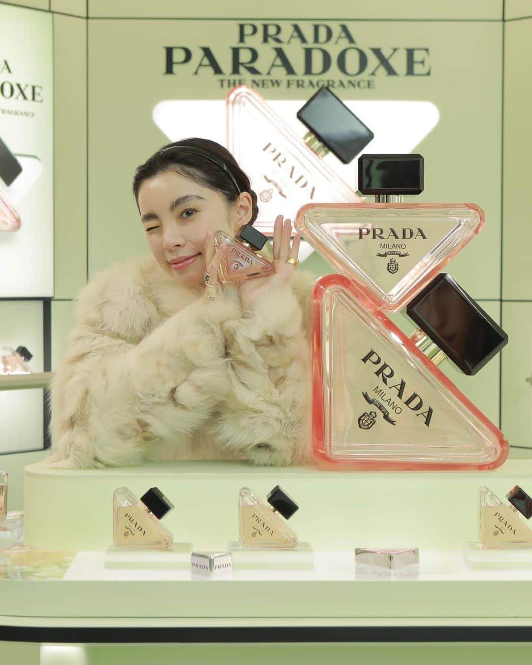 るうこのインスタグラム：「@pradabeauty 初となる フレングランスショップがオープンするようで ひと足先に遊びに行ってきました🖤  新たに発表されたアイコニックな トライアングル型のフレグランス「PRADA Paradoxe オーデパルファム」 PRADAを象徴するトライアングの形で なんと！イラスト刻印もできるよう！ 可愛い😢  👋大家 中国是不是很受欢迎prada新款香水？ 在日本购物会有很可爱的小镜子 赶紧哦～怕没有了 😂  @pradabeauty @prada #prada #Prada #Paradoxe #PradaBeauty #プラダパラドックス#pr」