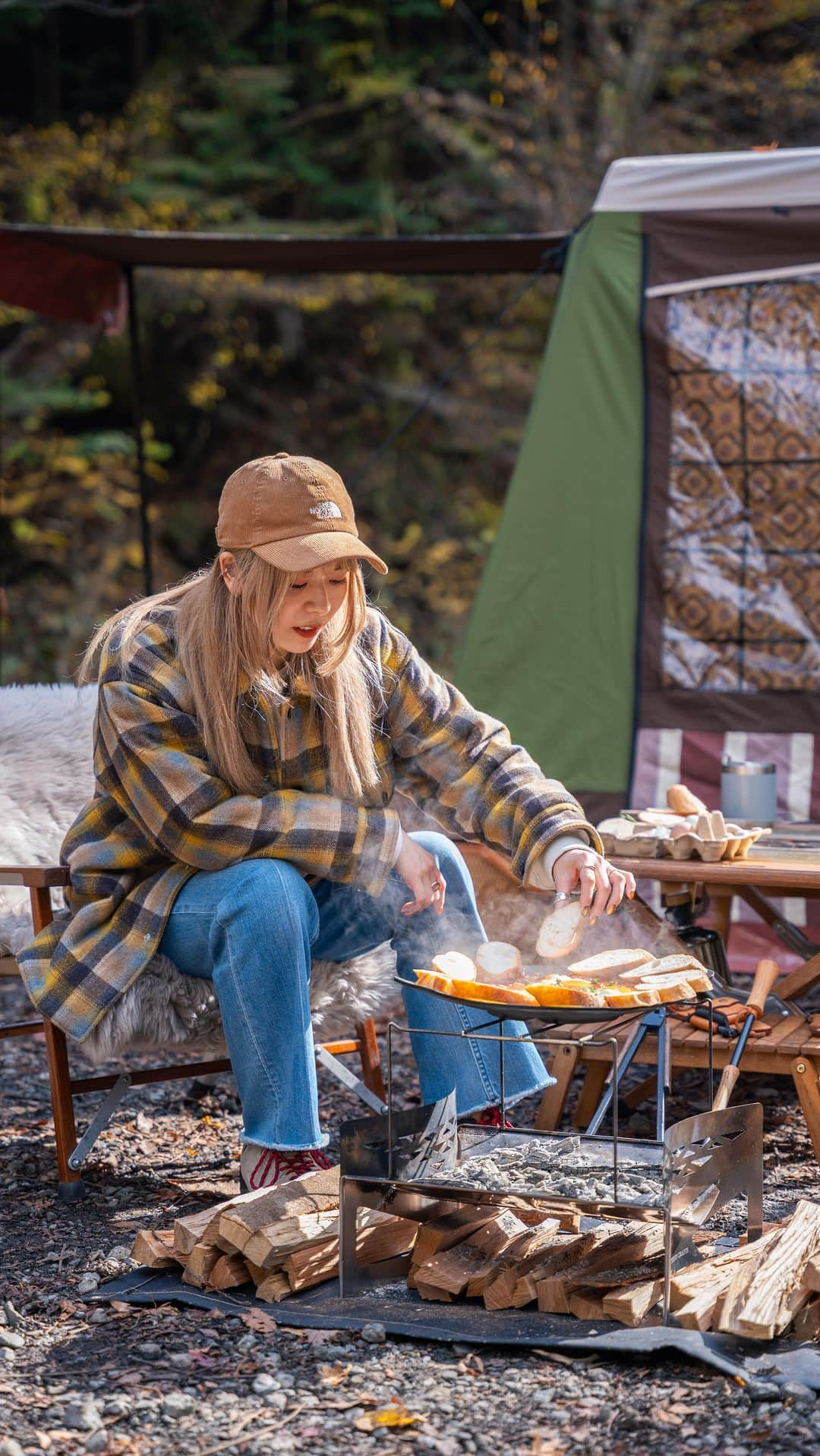 さーやんのインスタグラム：「サバ味噌缶のシャクシュカ🍅🍳レシピ⏬ 　 味付け不要！！材料混ぜて煮るだけ！！ めちゃくちゃ簡単にできてしまう マルチグリドル料理です🥘✨ 　 キャンプの朝ごはんにも最適です☀️ ちなみに2人でこの量はペロリでした😋 　 　 ▫️材料 ・サバ味噌缶　　　1缶 ・カットトマト　　1パック 　(缶詰めもOK) ・バター　　　　　1かけ ・卵　　　　　　　3個 ・フランスパン　　1本 ・パセリ　　　　　お好み量 　 　 ▫️作り方 ①トマトピューレを熱し、サバ缶と 　バターを加える。 ②サバをほぐしながら全体を混ぜる。 ③卵を割り入れ弱火で半熟程度に 　固まるまで煮る。 ④カットしたフランスパンを周りに並べて 　パセリを散らしたら完成✨ 　 　 半熟卵と絡ませながら食べると 美味すぎました🤤 　   ⏬その他レシピはこちらから @___saaayan___ 　 　 　 　 #キャンプ #キャンプ飯 #キャンプ料理 #キャンプ飯レシピ #キャンプご飯 #キャンプコーデ #キャンプ女子 #アウトドア #アウトドア料理 #アウトドア女子 #簡単レシピ #レシピ #料理 #マルチグリドル #camp #camping #camplife #outdoor #outdoorlife #露營 #露營生活 #캠프닉 #캠핑」