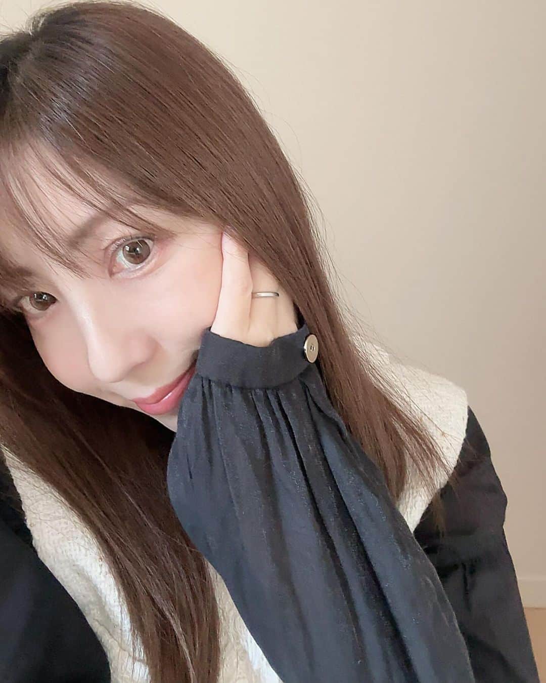 sweetieさんのインスタグラム写真 - (sweetieInstagram)「水光レンズで瞳がちゅるん👀✨  着けているカラコンは 11/20(月)からQoo10で先行発売してる Ferenne（フェレーヌ）のもの。 @ferenne_official   カラーは絶妙なエクリンブラウン🤎  透明感がありつつナチュラルに盛れて 大人可愛く見えてお気に入り!! 他のカラーも気になる💭  Qoo10メガ割で20％OFFになってるので 気になる方はチェックしてみてね🛒  ┈┈┈┈┈┈┈┈┈┈ DIA：14.2mm  BC：8.8mm  着色外径：13.3mm (Eccrine Brown) 含水率：58.0%  UVカット･うるおい成分 ┈┈┈┈┈┈┈┈┈┈ #PR#ferenne #フェレーヌ#ヘラヘラ三銃士#まりな#カラコン#カラコンレポ#カラコンレビュー#カラコン着画#ワンデーカラコン#水光レンズ#qoo10#qoo10メガ割#qoo10購入品#qoo10おすすめ」11月21日 20時57分 - ausweetie