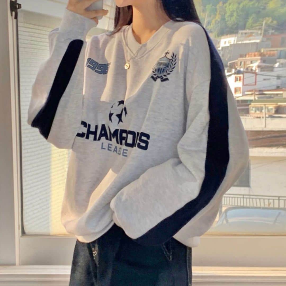 3rd Spring Official Instagramさんのインスタグラム写真 - (3rd Spring Official InstagramInstagram)「ユニフォームデザインのスウェット⚽️🏈  🏷 Soccer Design Over Fit V Neck Sweat  フロントのプリントと袖部分の配色ラインが スポーティーで可愛い…👟♡  程良いサイズ感でゆるっと着れるのもポイント！✨  @3rdspring_official ZOZOTOWNにて発売中🫶🏻 ブランド品番：bei-23t-020で検索🔍  ----------  #3rdspring #セレクトショップ #韓国ブランド #韓国通販 #韓国 #韓国ファッション #韓国コーデ #ファッション #レディースファッション #レディースコーデ #レディース服  #冬ファッション #冬コーデ #冬服 #新作 #新作アイテム #新作コーデ #冬新作 #プチプラ #プチプラファッション」11月21日 21時00分 - 3rdspring_official