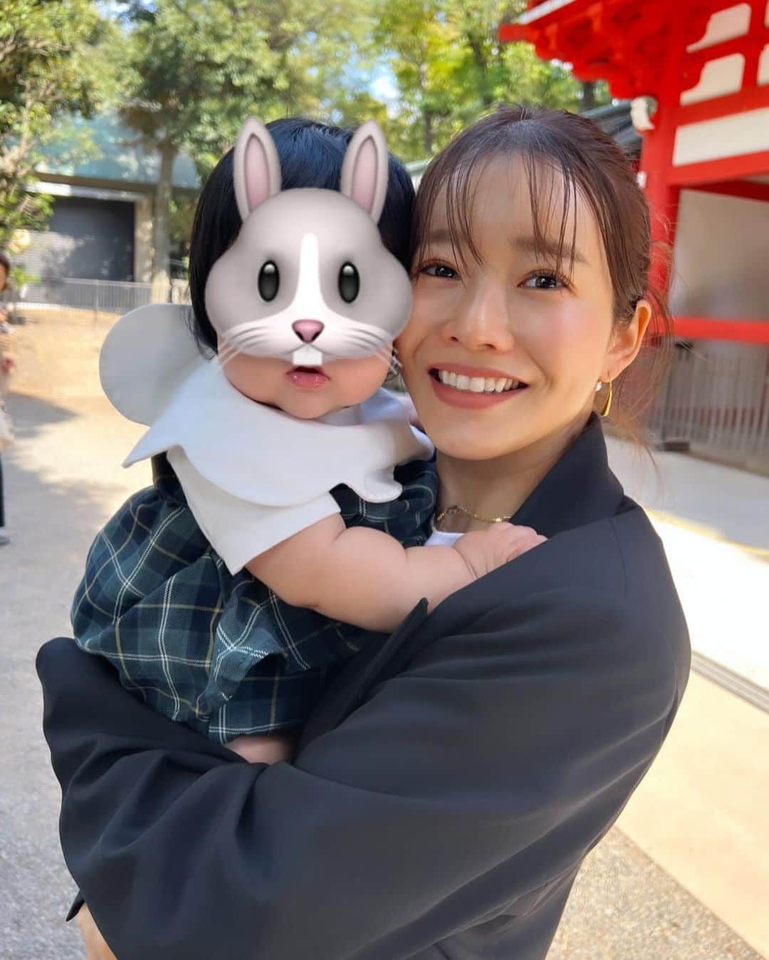 猪鼻ちひろさんのインスタグラム写真 - (猪鼻ちひろInstagram)「家族みんなで七五三♡  カメラマンちひろ出動📸💪  妹サブスク🧀👑には出してるけど初公開かな？ (🧀👑には似てる！と言われた正面写真も載せちゃおうかしら) 2人ともすんっごく可愛かったよ〜  もう6歳になるのかぁ、と信じられないなぁ。 たった一年でも成長が著しくて すごいなぁ〜と嬉しいけど あの小さな頃のそうちゃんにも会いたくて よく動画を観ては悶えているよ伯母は👩🏻‍🦱  姪っ子ちゃんもご機嫌プクプクガールで、 あっという間に半年👶🏻 なんともう立ち上がっている！面白くて可愛いよ〜  健康に笑顔で生きていてくれるだけで、本当に嬉しい☺️ 家族みんなにたくさんの幸せをありがとう😭🤍  わたしは @cenci_official のセットアップで行きました！ (カメラマンさん @shu___film のアシスタントさんみたいになっちゃったけど笑。 myカメラでも撮りまくったからいっか←)  めちゃくちゃ可愛く出来て、 これをラフに着るのが最高😃💯💯💯 春が楽しみだ🩷 #七五三 #ちひろのお洋服 #セットアップ #メロオバ日記 #最後の泊まってってのお願い動画が可愛い🥺🤍」11月21日 21時00分 - inohanachihiro