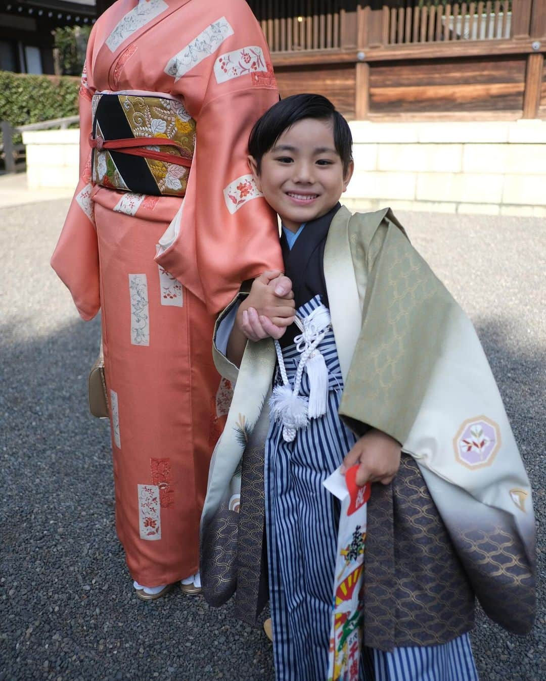 猪鼻ちひろさんのインスタグラム写真 - (猪鼻ちひろInstagram)「家族みんなで七五三♡  カメラマンちひろ出動📸💪  妹サブスク🧀👑には出してるけど初公開かな？ (🧀👑には似てる！と言われた正面写真も載せちゃおうかしら) 2人ともすんっごく可愛かったよ〜  もう6歳になるのかぁ、と信じられないなぁ。 たった一年でも成長が著しくて すごいなぁ〜と嬉しいけど あの小さな頃のそうちゃんにも会いたくて よく動画を観ては悶えているよ伯母は👩🏻‍🦱  姪っ子ちゃんもご機嫌プクプクガールで、 あっという間に半年👶🏻 なんともう立ち上がっている！面白くて可愛いよ〜  健康に笑顔で生きていてくれるだけで、本当に嬉しい☺️ 家族みんなにたくさんの幸せをありがとう😭🤍  わたしは @cenci_official のセットアップで行きました！ (カメラマンさん @shu___film のアシスタントさんみたいになっちゃったけど笑。 myカメラでも撮りまくったからいっか←)  めちゃくちゃ可愛く出来て、 これをラフに着るのが最高😃💯💯💯 春が楽しみだ🩷 #七五三 #ちひろのお洋服 #セットアップ #メロオバ日記 #最後の泊まってってのお願い動画が可愛い🥺🤍」11月21日 21時00分 - inohanachihiro