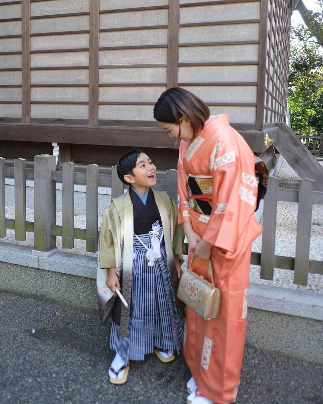 猪鼻ちひろさんのインスタグラム写真 - (猪鼻ちひろInstagram)「家族みんなで七五三♡  カメラマンちひろ出動📸💪  妹サブスク🧀👑には出してるけど初公開かな？ (🧀👑には似てる！と言われた正面写真も載せちゃおうかしら) 2人ともすんっごく可愛かったよ〜  もう6歳になるのかぁ、と信じられないなぁ。 たった一年でも成長が著しくて すごいなぁ〜と嬉しいけど あの小さな頃のそうちゃんにも会いたくて よく動画を観ては悶えているよ伯母は👩🏻‍🦱  姪っ子ちゃんもご機嫌プクプクガールで、 あっという間に半年👶🏻 なんともう立ち上がっている！面白くて可愛いよ〜  健康に笑顔で生きていてくれるだけで、本当に嬉しい☺️ 家族みんなにたくさんの幸せをありがとう😭🤍  わたしは @cenci_official のセットアップで行きました！ (カメラマンさん @shu___film のアシスタントさんみたいになっちゃったけど笑。 myカメラでも撮りまくったからいっか←)  めちゃくちゃ可愛く出来て、 これをラフに着るのが最高😃💯💯💯 春が楽しみだ🩷 #七五三 #ちひろのお洋服 #セットアップ #メロオバ日記 #最後の泊まってってのお願い動画が可愛い🥺🤍」11月21日 21時00分 - inohanachihiro