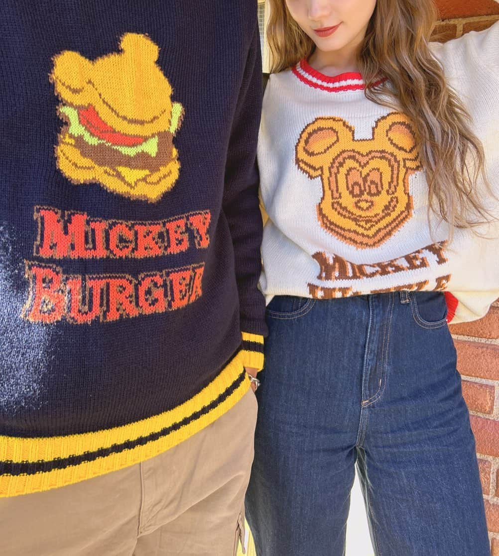 渚のインスタグラム：「.  このニット可愛いすぎたぁ🥰 @tokyodisneyresort_official ディズニーで売ってるよ🍔🧇🤎  たくさん質問もらってたから投稿にも✨ 旦那はLサイズわたしはMサイズ着用🌼  #ディズニーコーデ #おそろいコーデ #東京ディズニーランド #ディズニー #ディズニーランド #ニットコーデ #ミッキーバーガー #ミッキーワッフル #tdl #tokyodisneyland #disneyland」