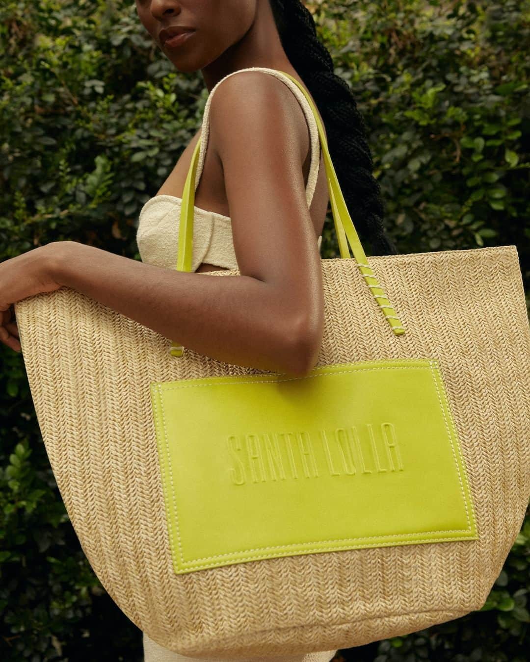 Santa Lollaのインスタグラム：「A bolsa shopper foi modernizada com o mix de texturas da palha e couro para atualizar a tendência das maxi bags no mood da estação. O modelo tem espaço de sobra para te acompanhar nas férias de verão e, de quebra, arremata qualquer produção com um toque despojado e atual. [ 0453.441C.02CE.03A4 | R$299,90 ] #santalolla #santalollaverao24 #SLhandbags」
