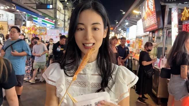 大久保麻梨子のインスタグラム：「久違的台灣夜市 我們來到台中逢甲夜市〜🙌🏻 台中朋友們推薦給我的美味小吃名單吃到飽😋 臭到麻痺的超人氣排隊臭豆腐到 Jerry說台灣男子推廣協會禁止吃的小吃是？😂 歡迎來看看我們的YT #大久保麻梨子的台灣生活   久しぶりの台湾夜市編 お久しぶりの台中 逢甲夜市で人気グルメを食べまくり！青春の味から麻痺しちゃうアレも。 ぜひYoutubeご覧下さい😉  #大久保麻梨子 #台中 #夜市 #夜市小吃 #逢甲夜市 #日本人 #台日友好 #台日夫婦 #夫妻 #夫妻日常」