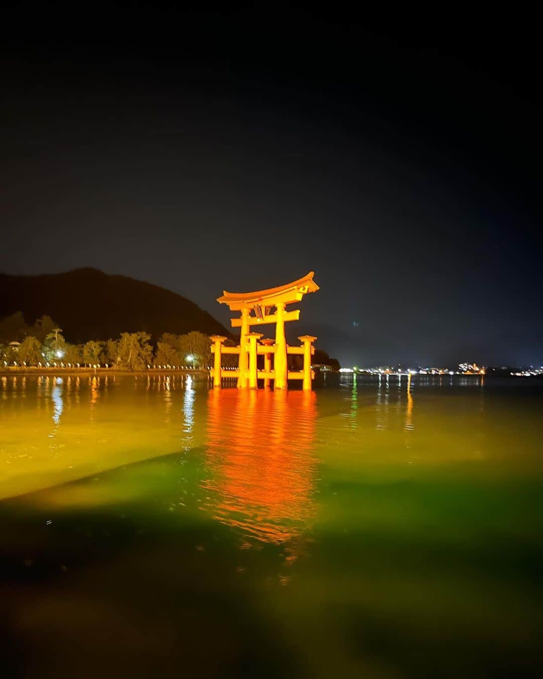 青木裕子さんのインスタグラム写真 - (青木裕子Instagram)「宮島の美しい風景を少し。  コラムにも書きましたが、  青木裕子、家族会議で決まった「我が家の旅行のテーマ」…この秋、宮島に行った理由 https://gendai.media/articles/-/119548?media=frau  いろんな表情の厳島神社をみられたことがとても嬉しかったです。 特に、ろかい舟で鳥居をくぐれたことが思い出深いです。←2つ目の動画  船頭さんのお話も学びが多く、お天気に恵まれたことに感謝。  3枚目は千畳閣。 4つ目の動画は弥山からの眺めです。  #frau web連載ご覧ください #青木裕子の知育につながる『子育て歳時記』  #宮島 #厳島神社」11月21日 21時00分 - yukoaoki_official