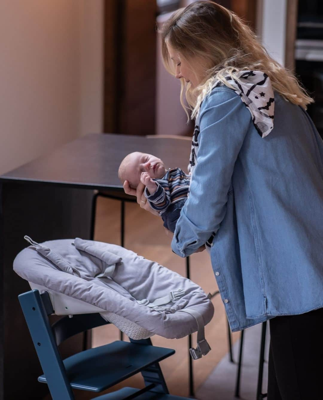 Stokke Japanさんのインスタグラム写真 - (Stokke JapanInstagram)「安全に寝かせること♡ 赤ちゃんをトリップ トラップ ニューボーンセットから優しく抱き上げる瞬間です。なぜ寝ている赤ちゃんをわざわざ抱き上げるのでしょうか？  トリップ トラップ ニューボーンセットはもちろん5点式ハーネスなどで安全を確保しています。でも、長時間のお昼寝には適していません。小さな赤ちゃんにとって寝るときに最適な人間工学的な姿勢は、フラットに寝かせることなのです。 赤ちゃんにはそっと安全な寝床に移動してもらうのが安心です。  #ストッケ #トリップトラップ #ストッケトリップトラップ #ニューボーンセット #お昼寝 #育児 #stokke #tripptrapp #DesignPeterOpsvik #ベビーチェア #ハイチェア #キッズチェア #北欧インテリア #北欧カラー」11月21日 21時00分 - stokkejapan