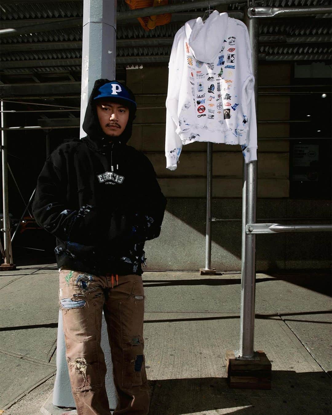 OFF-WHITE C/O VIRGIL ABLOHさんのインスタグラム写真 - (OFF-WHITE C/O VIRGIL ABLOHInstagram)「NYC-native artist @philllllthy customizes items from the Off-White™ _LOGIC capsule with his signature style and technique, exclusively available on @farfetch for #FARFETCHBEAT   cc @highsnobiety」11月21日 21時01分 - off____white