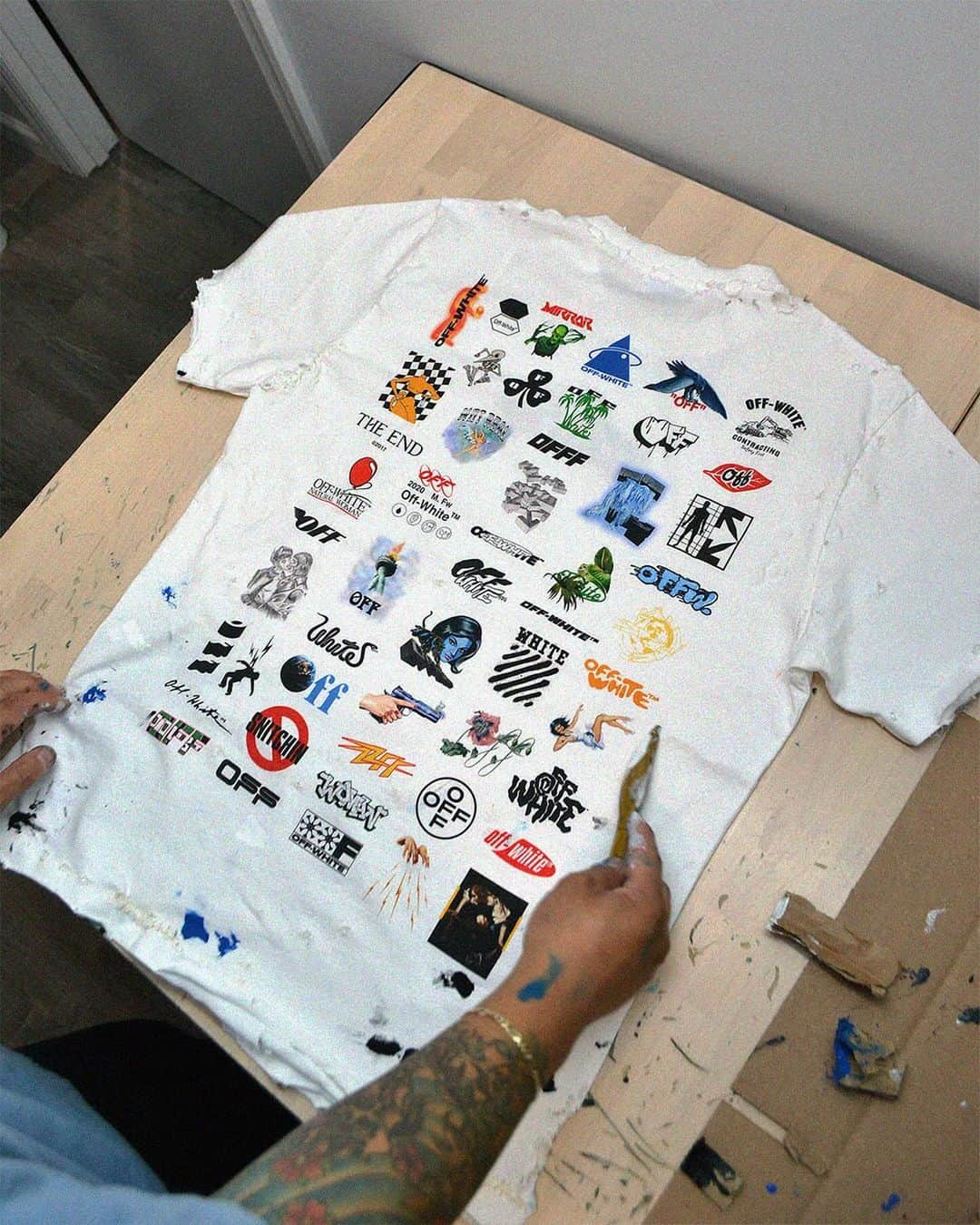 OFF-WHITE C/O VIRGIL ABLOHさんのインスタグラム写真 - (OFF-WHITE C/O VIRGIL ABLOHInstagram)「NYC-native artist @philllllthy customizes items from the Off-White™ _LOGIC capsule with his signature style and technique, exclusively available on @farfetch for #FARFETCHBEAT   cc @highsnobiety」11月21日 21時01分 - off____white