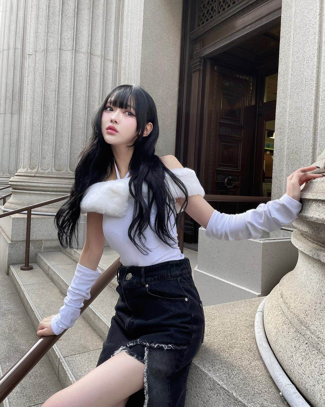 SAKURAさんのインスタグラム写真 - (SAKURAInstagram)「🤍🤍🤍  この前 @hrhk__hrhk さんに縮毛矯正してもらったよ 金髪の時ぶりにしてサラサラでうれしい( ´•̥_•̥` )  あとはアンクでエクステ付け替えてブルーブラックにもしました♡いつものシステムトリートメントも😽 @mei_no_insta0731」11月21日 21時01分 - _01.39_