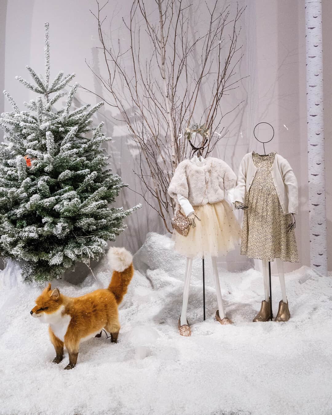 bonpointのインスタグラム：「Bonpoint Holidays | Not-so silent night 🌟​ In our forest, little elves are busy getting ready for a magical and enchanting celebration. ​  Come by your nearest boutique to find the perfect gift to slip under the tree 🎄 ​  #Bonpoint #BonpointHolidays」