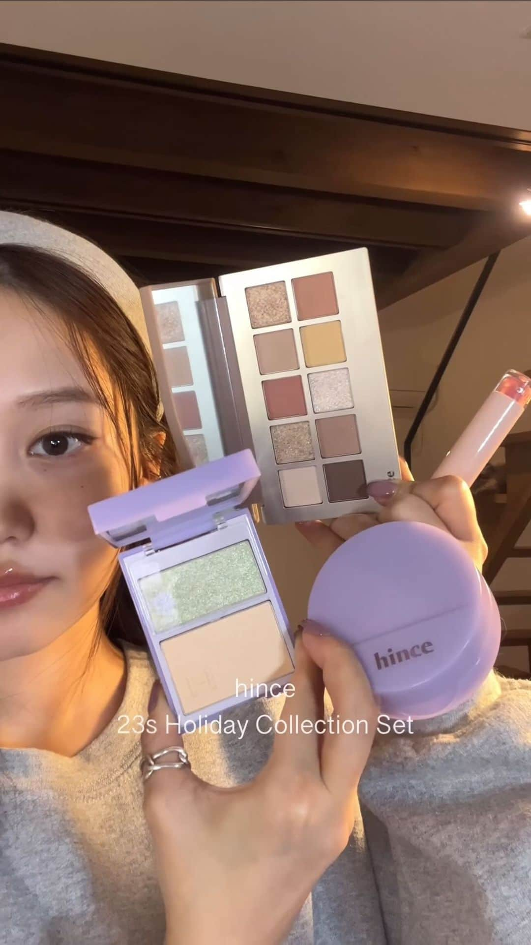 伊藤愛のインスタグラム：「【Qoo10限定】 hince 23s Holiday Collection Set  を使ってフルメイクしました🦋  ①セカンドスキングロウクッション (23ホリデー） #17 ポーセリンを使用。  ②ニューデップスアイシャドウパレット #05 ニュー・ビギニング  を使用。 ブラウン、イエローをミックスしてアイホール全体に塗る。→ブラウン単色を涙袋の影に塗る。→レッドを下瞼目尻と上瞼目頭側にのせる。→ゴールドのグリッターを目頭と涙袋中央にのせる。  ③ハイライトに トゥルーディメンションレイヤリングハイライター  #H002 ダンシング・ウィズ・ムーン を使用。  ④ムードインハンサーウォーターリキッドグロウ #W011 ブラッシュド を使用。  セット内容詳細  ①セカンドスキングロウクッション（23 ホリデー） ②トゥルーディメンションレイヤリングハイライター  ③ニューデップスアイシャドウパレット ④ムードインハンサーウォーターリキッドグロウ ⑤ノベルティ：オーロラファーポーチ／ハンドウォーマー  発売日：11月22日(水) 定価：￥13,790→最終割引価格：￥8,824  @hince_official   #PR #hince #ヒンス #メガ割 #Qoo10 #韓国コスメ#韓国メイク#hinceリップ#hinceアイシャドウ#hinceファンデーション#makeup#メイク動画#eyeshadow#eyeshadowpallet#lipstick#lipmakeup#hinceアイシャドウ#hinceファンデーション#hinceクッションファンデーション#hinceリップ#クッションファンデーション#ファンデーション#アイシャドウパレット」