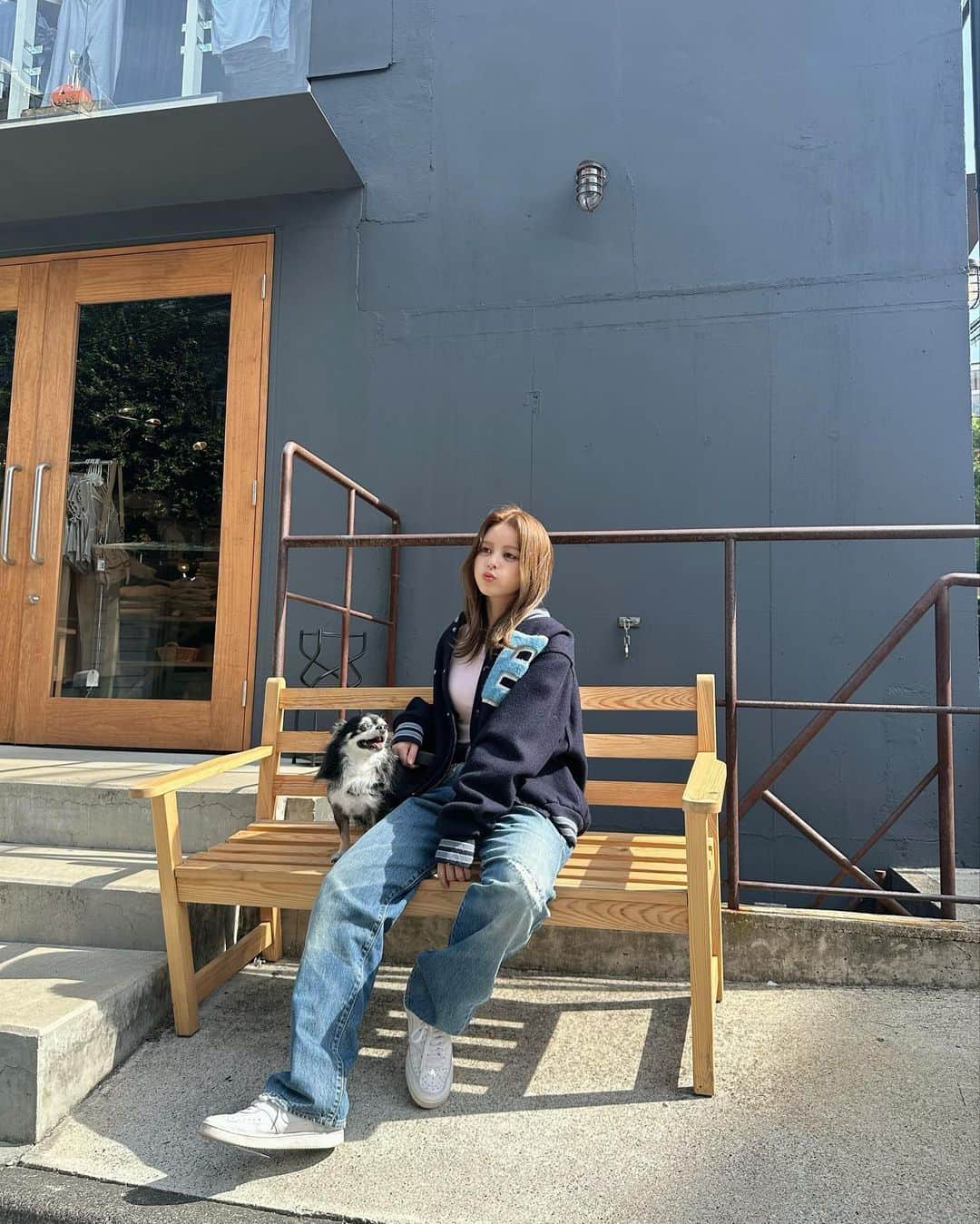 吉崎綾さんのインスタグラム写真 - (吉崎綾Instagram)「カレンダーオフショット🗓️ 私の好きが詰まってるカットばかりです ˖*  愛犬がスタジオにいる…幸  オンライン販売スタートしてます~！ ハイライトの「イベント」にも載せてますので 是非チェックしてください☺︎」11月21日 21時02分 - yoshizaki_aya