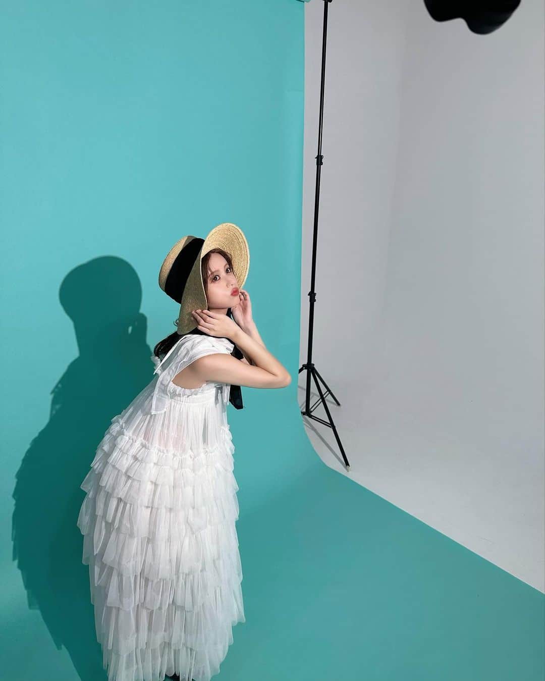 吉崎綾さんのインスタグラム写真 - (吉崎綾Instagram)「カレンダーオフショット🗓️ 私の好きが詰まってるカットばかりです ˖*  愛犬がスタジオにいる…幸  オンライン販売スタートしてます~！ ハイライトの「イベント」にも載せてますので 是非チェックしてください☺︎」11月21日 21時02分 - yoshizaki_aya