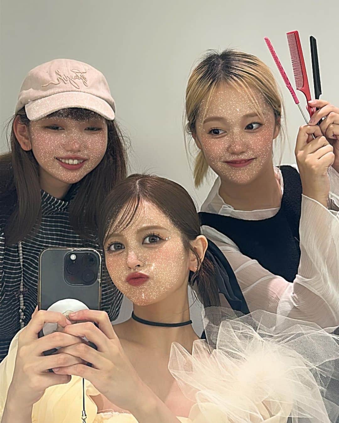 吉崎綾さんのインスタグラム写真 - (吉崎綾Instagram)「カレンダーオフショット🗓️ 私の好きが詰まってるカットばかりです ˖*  愛犬がスタジオにいる…幸  オンライン販売スタートしてます~！ ハイライトの「イベント」にも載せてますので 是非チェックしてください☺︎」11月21日 21時02分 - yoshizaki_aya