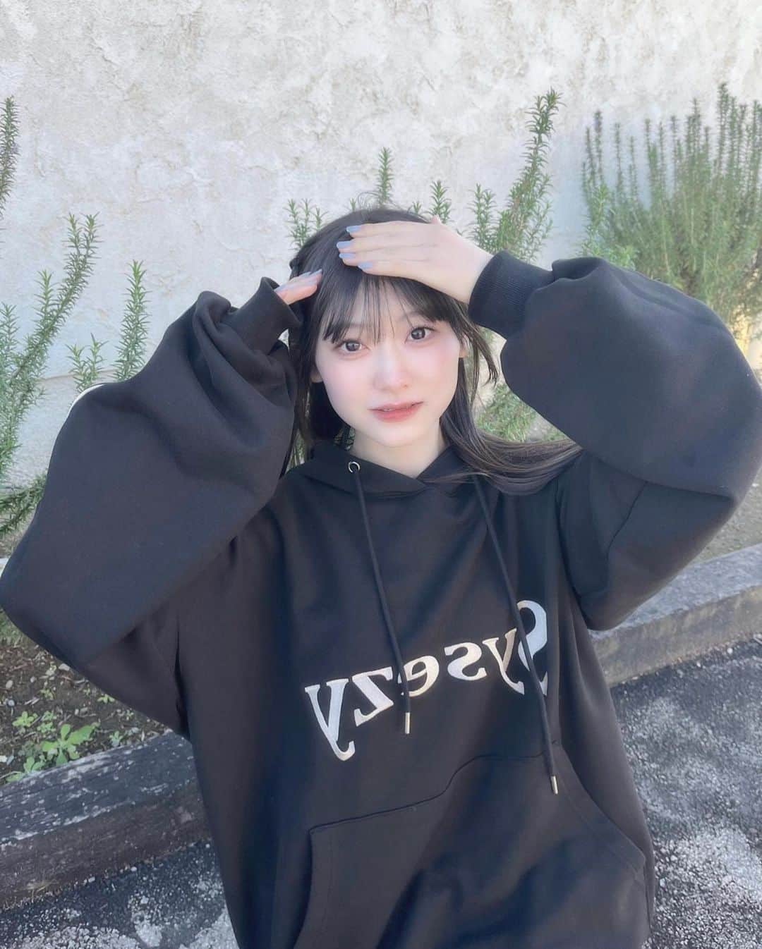 歩花のインスタグラム：「風強かった🌬️ 明るい外での写真珍しいのでは！！  オーバーサイズのパーカーかわいい🎲 背中もかわいいヨ @sysezy   #パーカー #パーカーコーデ #パーカー女子 #ootd #sysezy」
