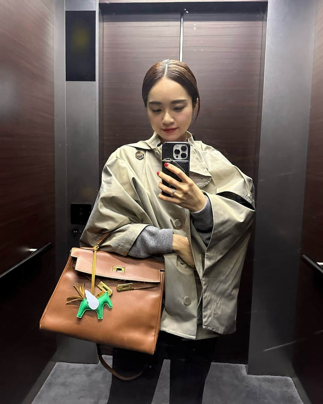 春名亜美のインスタグラム：「すでに毎日師走並みの慌ただしさ。  それに加えて、今日はiPhoneに入ってるスケジュールが全て消えた。 明日のスケジュールすらもうわからない。もう終わった…🙂  と思ったけど、Yahooで調べたら解決法がすぐに書いてあった。 すごい時代。」