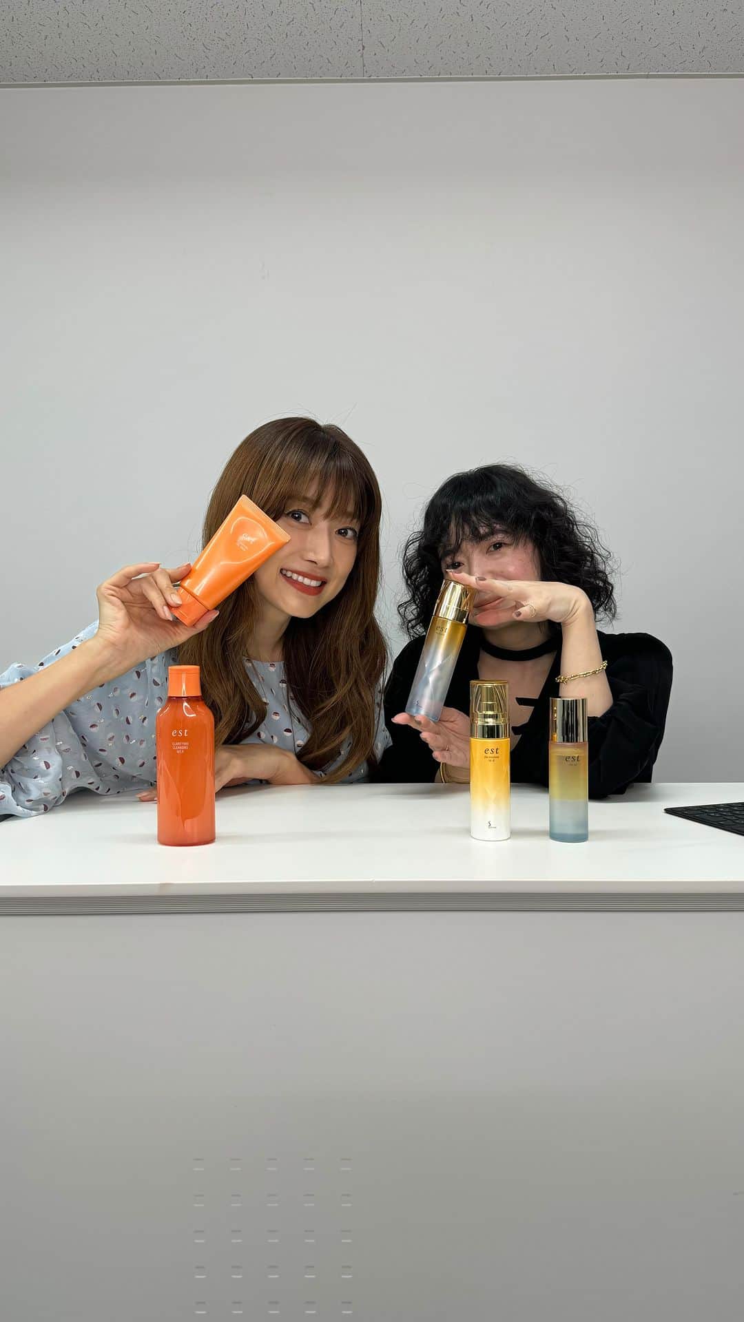 est_jpのインスタグラム：「est BLACK FRIDAY限定セット内容をご紹介✨  【ブラックフライデー限定】 エスト　クラリファイイング　ジェルウォッシュ&エスト　ザ　ローションセット 税込　11,550円  （セット内容） ・エスト　クラリファイイング　ジェルウォッシュ　本品 ・エスト　ザ　ローション　本品 ・エスト　ザ　エマルジョンWII  ミニ ・エスト　ザ　オイル　ミニ ・エスト　クラリファイイング　クレンジングミルク　試供品4回分」