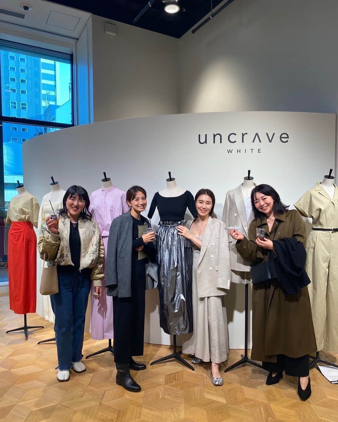 東原亜希のインスタグラム：「@uncrave_official おねえの展示会🥹 今日も頑張ってたな！ 肩とか背中とか露出多めの服ばっかりオーダーして帰ってきました🥂 くみちゃん、おかなと🤍他にも有名人にたくさん会えました🥹😂」