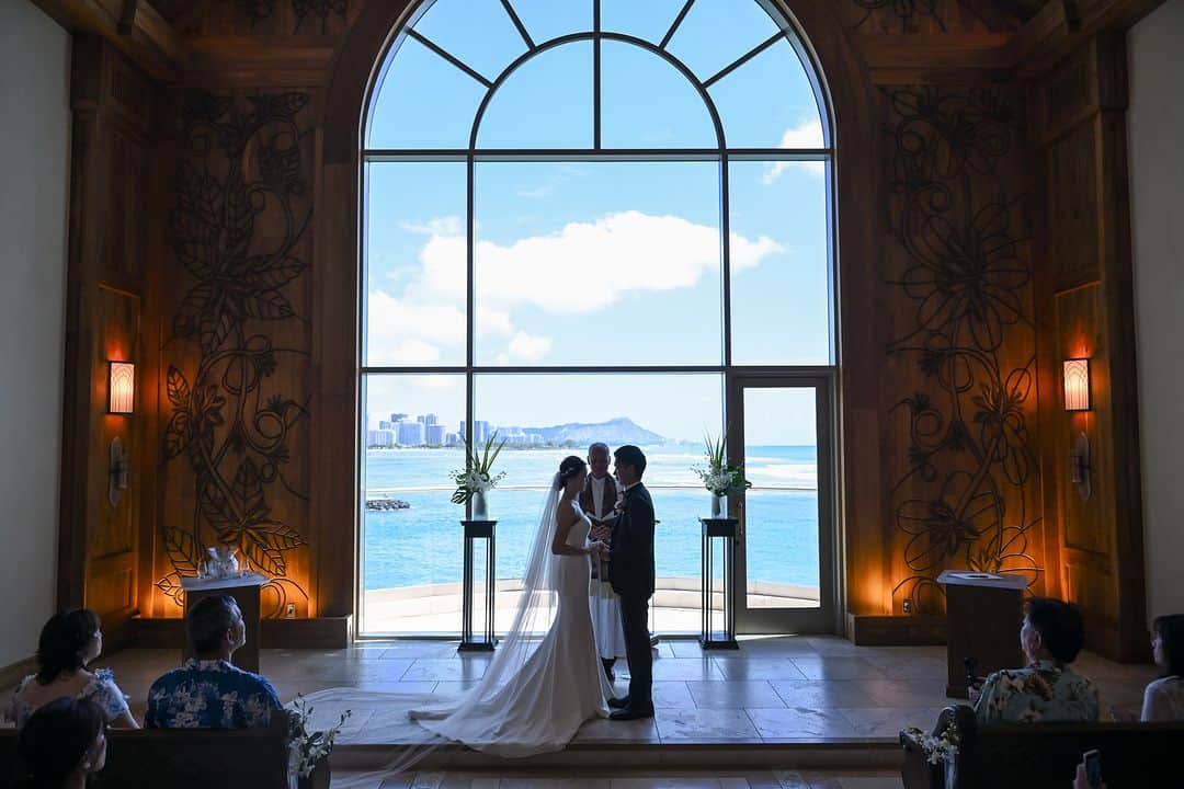 The Terrace By The Seaさんのインスタグラム写真 - (The Terrace By The SeaInstagram)「@the_terrace_by_the_sea Hawaii Wedding情報はこちら𓂃𓈒𓏸  ---------  ワイキキからすぐの岬の突端に 隠れ家のように佇む The Terrace By The Sea𓍯  自然に囲まれ 広々とした二階建ての邸宅の正面に そびえるのはダイヤモンドヘッド𓆉𓈒𓏸  -------------------  = produce = モチーフ @motif_resort  = photo = Better Half @betterhalf_hawaii  --------------------  プロフィール欄のURLより、ウエディングの相談ご予約 が可能です。 小さい疑問や質問にもお答えいたしますので、お気軽に お問い合わせくださいませ𓆉  #テラスバイザシー #TheTerraceByTheSea #TAKAMIBRIDAL #タカミブライダル #MotifRESORT #テラス花嫁 #モチーフ花嫁 #リゾートウェディング #リゾート婚 #ハワイウェディング #カウイチャペル #邸宅  #大階段」11月21日 21時08分 - the_terrace_by_the_sea