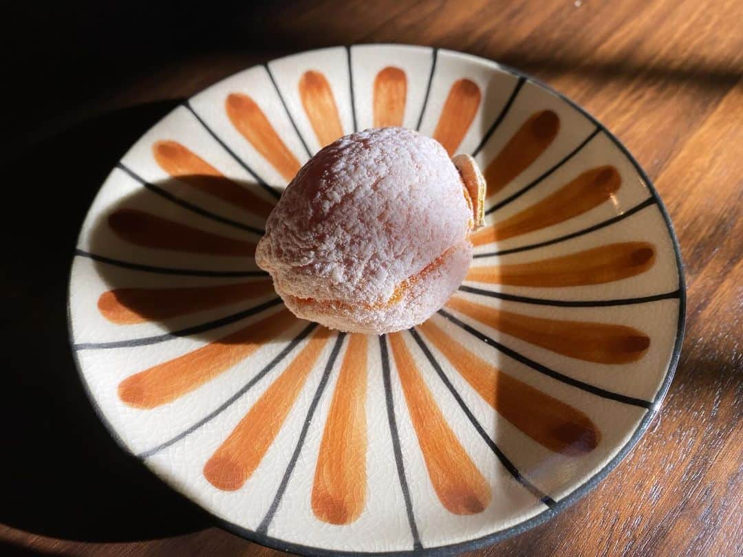 西川忠志のインスタグラム：「柿の美きんとん  今年もこの季節がやって参りました。  岐阜県中津川・川上屋さんの『柿の美きんとん』‼️  柿、丸々一個の中に栗きんとんが入っている和菓子。  包んでる葉っぱも柿の葉。  毎年この時期になるとInstagramに載せておりますが🍂  今年も早速いただきました！  美味しゅうございます。  感謝 西川忠志」