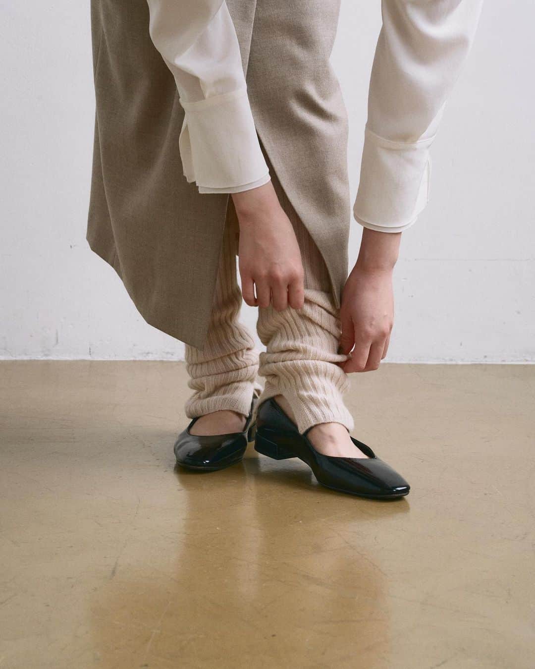 IENAのインスタグラム：「▷NEW STYLE ⁡ シンプルなスタイリングも 足元を新鮮なバランスにして アップデートしたい気分。 ⁡ ——— ⁡ 2/16 wool leg warmers ¥6,600(税込) Size:free Color:グレー,ベージュ No.23090900215040 ⁡ 店舗:入荷済み オンラインストア:準備整い次第発売  TA/PLノーカラーBL ¥15,400(税込) Size:free Color:ホワイト,グレー No.23051900407040  店舗:入荷済み オンラインストア:準備整い次第発売  ⁡ ラップタイトスカート ¥19,800(税込) Size:36,38 Color:グレー,ベージュ No.23060900217040 ⁡ ⁡ 店舗:11/24(金)入荷予定 札幌、広島、九州各店舗は、11/25(土)入荷予定 オンラインストア:準備整い次第発売 ⁡ ——— ⁡ #iena #iena_23aw #baycrews #baycrewsstore  #fashion #ファッション#秋コーデ」