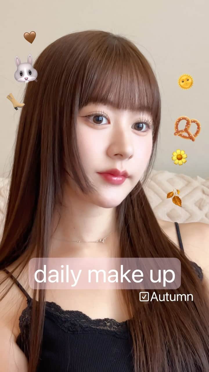 加藤美南のインスタグラム：「これ1番盛れる秋毎日メイク🌜🍂👢🥨  薄めのメイクに見えて実は沢山工程がある細かいメイクが好きで良くやってるけどこれは最近お気に入りというかずっとこれです🌼 私のメイクポイントは唇内側からぷるっと肌のツヤ感、アイシャドウは上瞼よりも下瞼濃くアイラインは細く跳ね上げ🐰  #make #makeup #秋メイク」
