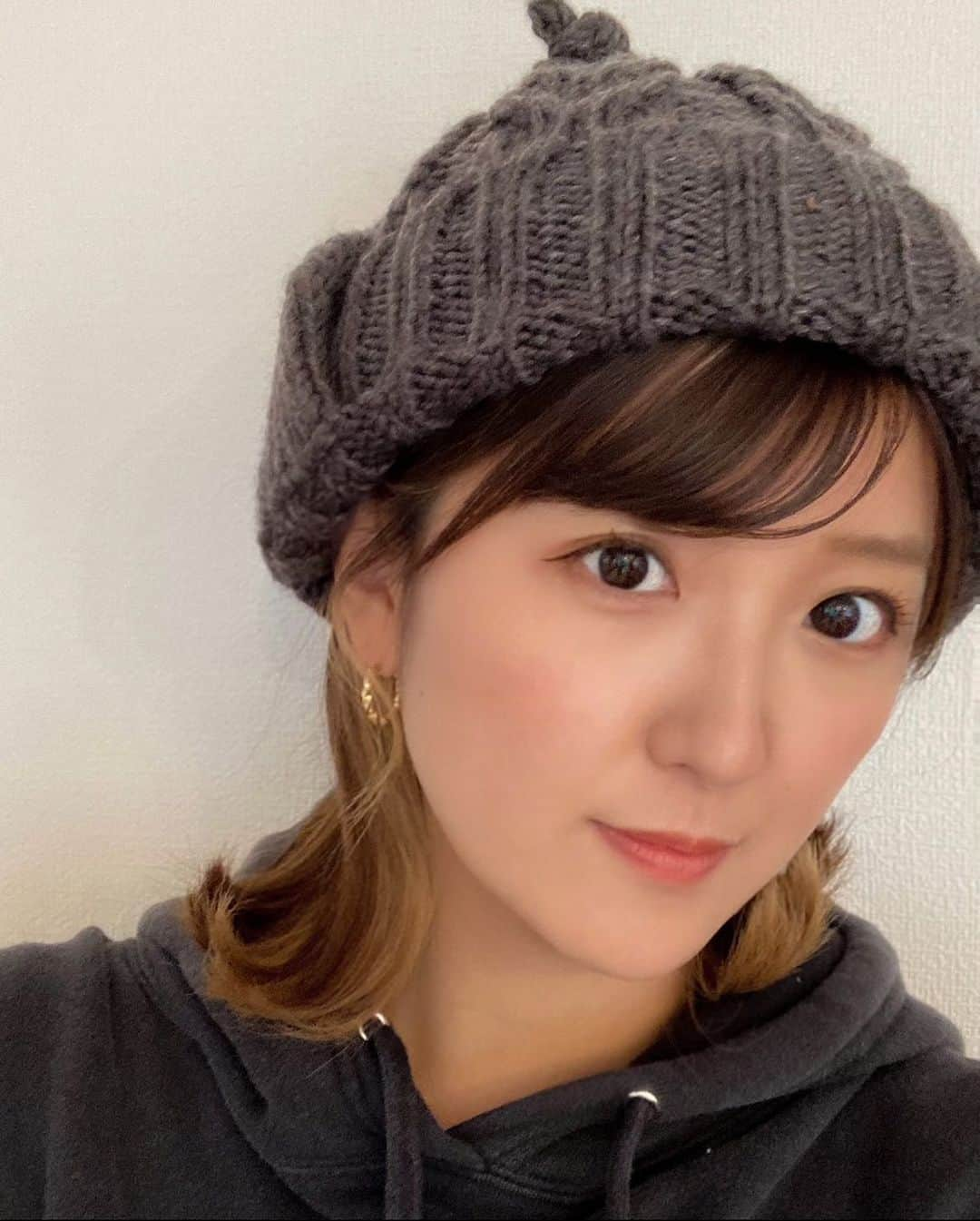 徳永千奈美さんのインスタグラム写真 - (徳永千奈美Instagram)「最近お出かけや息子とのお散歩でもよく被るりーさん @risako_sugaya のこだわりがたくさん詰まったコラボニット帽🫶  寒いのが大の苦手で11月から耳当てがマストな私にとって、とっても嬉しい2way スタイル✨ しかも、洗濯OKという🥹🫶 この秋冬は大活躍してくれそうです！  りーさん、ステキなニット帽ありがとう🥰 大切に使わせてもらうね🫶  #ニット帽 #耳当てマストな私にとって #神アイテム #息子 #久しぶりに20時に寝た #自分おつかれ #皆様もお疲れさまです」11月21日 21時12分 - chinami.tokunaga