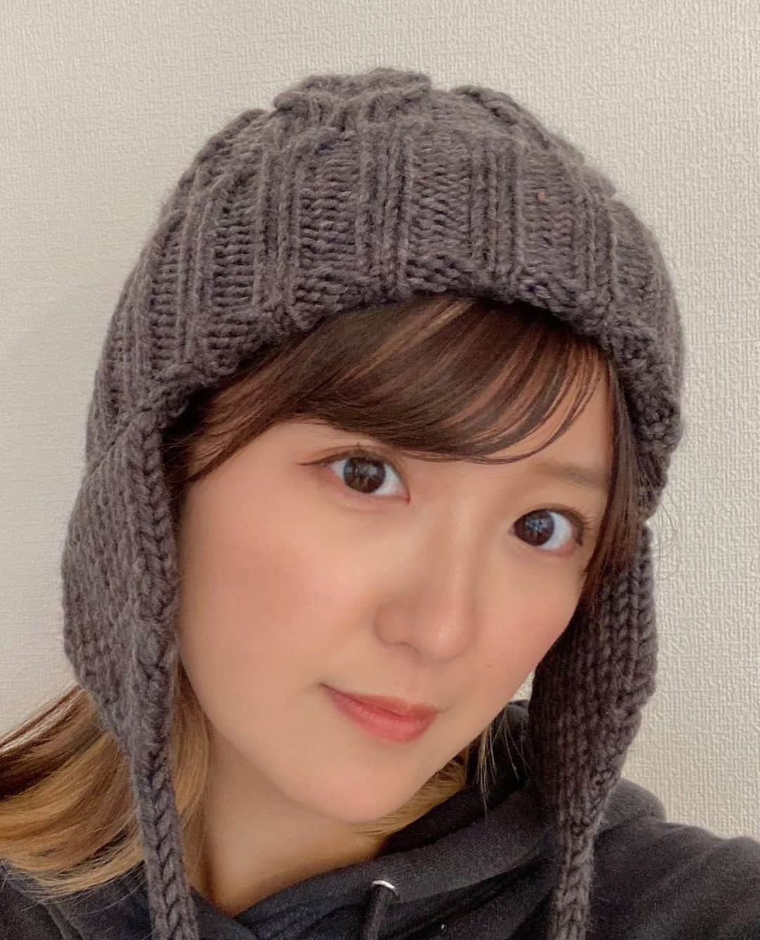 徳永千奈美さんのインスタグラム写真 - (徳永千奈美Instagram)「最近お出かけや息子とのお散歩でもよく被るりーさん @risako_sugaya のこだわりがたくさん詰まったコラボニット帽🫶  寒いのが大の苦手で11月から耳当てがマストな私にとって、とっても嬉しい2way スタイル✨ しかも、洗濯OKという🥹🫶 この秋冬は大活躍してくれそうです！  りーさん、ステキなニット帽ありがとう🥰 大切に使わせてもらうね🫶  #ニット帽 #耳当てマストな私にとって #神アイテム #息子 #久しぶりに20時に寝た #自分おつかれ #皆様もお疲れさまです」11月21日 21時12分 - chinami.tokunaga