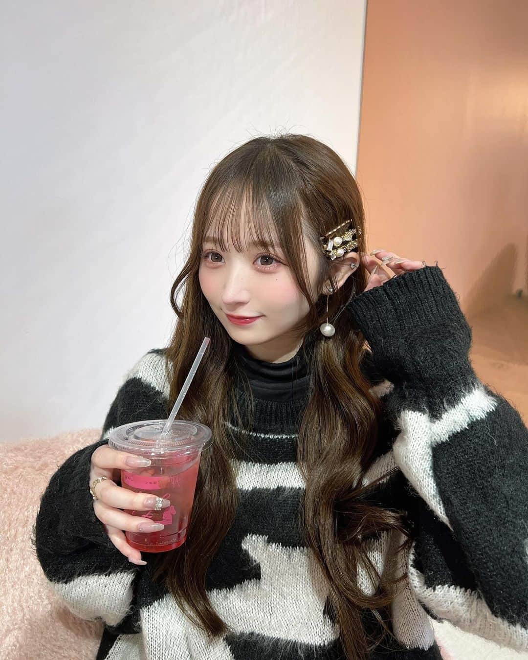 小川奈々子のインスタグラム：「⁡ ⁡ ヘアピンキラキラで可愛い🪄似合うかな？😳  ⁡ はるきと @snidel_official のポップアップにお邪魔しました🎀 Holiday Collectionの空間が可愛すぎたよ〜💍 snidel大好きなので囲まれてるだけで幸せです☁️  ⁡ ⁡ #snidel #スナイデル #23wintersnidel #pr#snowmagicholiday #popup  #fyp」