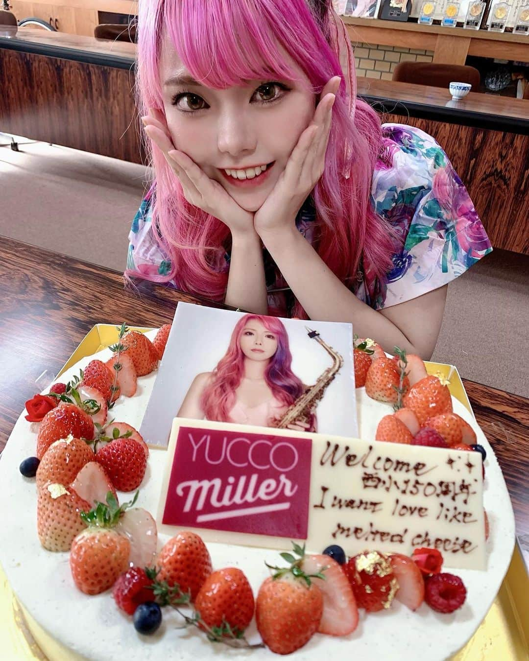 ユッコ・ミラーのインスタグラム：「校長先生からサプライズのケーキをプレゼントして頂きました💗 ありがとうございます😭💕💕  #ユッコミラー #サックス #yuccomiller #유코밀러 #saxophone #sax #saxophoneplayer  #saxophonist #색소폰 #femalesaxophonist  #femalesaxplayer  #jazz #YouTube #YouTuber #pinkhair」