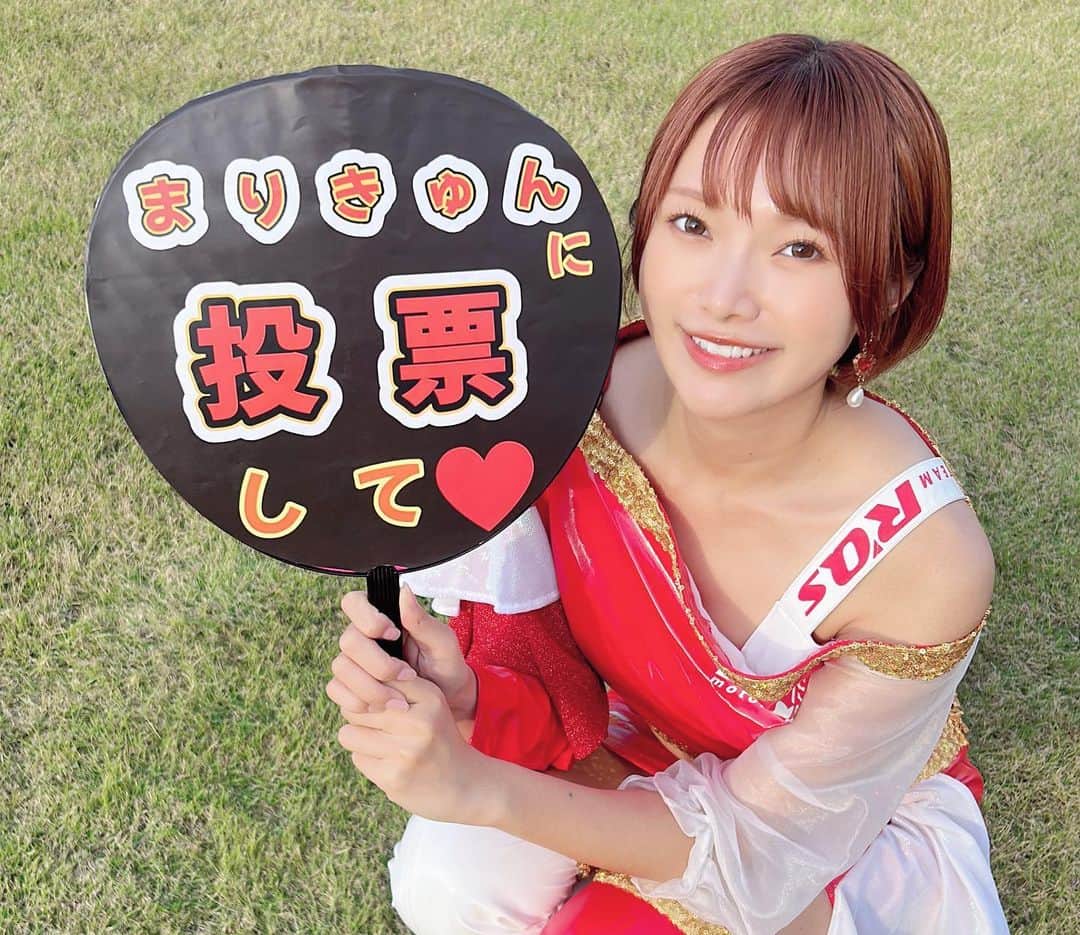 安西茉莉さんのインスタグラム写真 - (安西茉莉Instagram)「#まりきゅんとみんなでRQ大賞  ⁡ ⁡ 最終戦では現地での先行投票があり、 そのときに見せるだけでどうにか 投票の呼びかけやアピールができないかと 前日夜に考え、浮かんだのが…うちわ…❗️ ⁡ 自己アピールといえば…うちわ…❗️笑 ⁡ 隠しきれないヲタクが出ました🤣🤣 ⁡ ⁡ レースクイーンのPRステージでも しっかり掲げてきたよ✌️ ステージでうちわ持ってアピールする、 普通と逆パターン。笑 ⁡ ⁡ うちわ作戦は 自分のファンの方やお友達からも インパクトがあると好評でよかったです🥰 ⁡ これからもオタクマインドで 投票期間乗り切っていくぞ🔥 ⁡ ⁡ わたしを推してくれるのなら 爆レスをあげる🫶❤️ ⁡ ✼••┈┈┈┈••✼••┈┈┈┈••✼ ⁡ 見つけてくれてありがとう❤️ 江戸っ子レースクイーンまりきゅんです🌻 ⁡ 💎競泳水着や私服ポートレートの撮影会 💎ビジネス展示会やイベントでの 　　コンパニオンやMC ⁡ まだまだ現場に出ていたい！ リアルでファンの方に会える機会を 大切にしています🎶 ⁡ ✼••┈┈┈┈••✼••┈┈┈┈••✼ ⁡ #レースクイーン  #ショートカット女子 #ショートカットモデル #ショートボブヘア  #レースクイーン写真部 #サーキットへ行こう #SUPERGT #スーパーGT #オタ活 #推し事 #隠しきれないヲタク #アイドルオタク」11月21日 21時16分 - mysweetpn