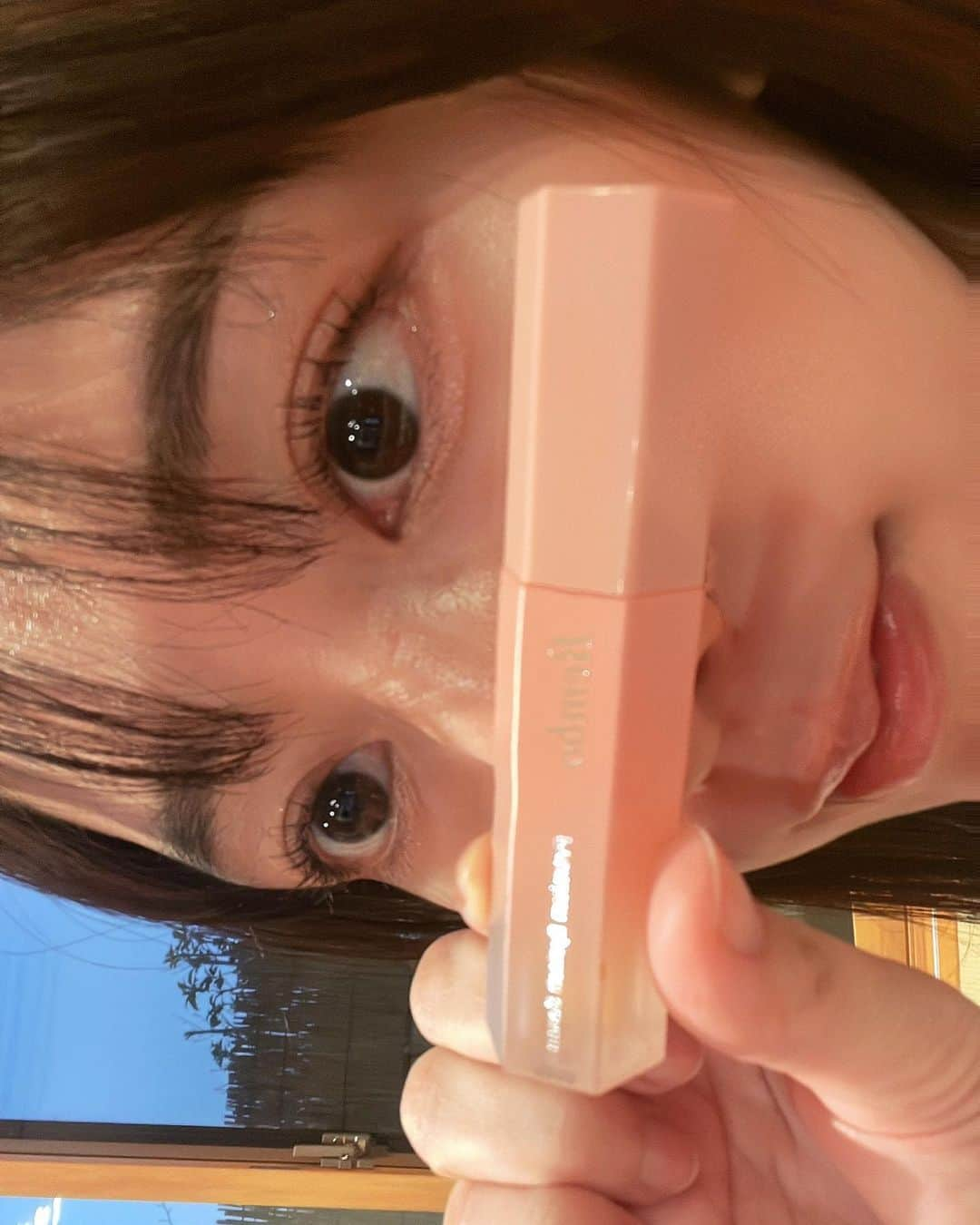 大須賀あみさんのインスタグラム写真 - (大須賀あみInstagram)「最近使用してるまつ毛美容液。 3週間ほど使用してるけど、色素沈着がなくて安心して使える👀✨ まつげも生き生きとしてる！  私、髪の毛のトリートメントも人幹細胞のトリートメントだし、このまつ毛美容液にも#ヒト臍帯血幹細胞培養液 が高配合で入ってるし 人幹細胞をすごく信頼してるよ🥹  #rembo #恋慕 #れんぼ #まつ毛美容液 #まつげ美容液 #eyelashserum #アイラッシュセラム #remboプレミアムアイラッシュセラム #remboで叶える恋まつ毛 #恋まつ毛  #ドクターズコスメ #pr」11月21日 21時16分 - osugaami_official