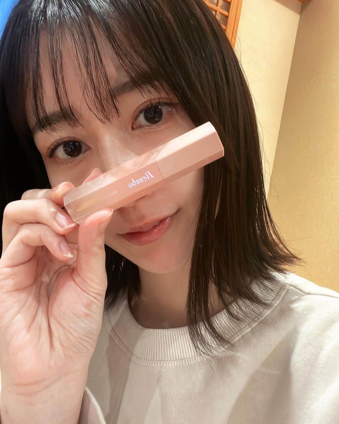 大須賀あみさんのインスタグラム写真 - (大須賀あみInstagram)「最近使用してるまつ毛美容液。 3週間ほど使用してるけど、色素沈着がなくて安心して使える👀✨ まつげも生き生きとしてる！  私、髪の毛のトリートメントも人幹細胞のトリートメントだし、このまつ毛美容液にも#ヒト臍帯血幹細胞培養液 が高配合で入ってるし 人幹細胞をすごく信頼してるよ🥹  #rembo #恋慕 #れんぼ #まつ毛美容液 #まつげ美容液 #eyelashserum #アイラッシュセラム #remboプレミアムアイラッシュセラム #remboで叶える恋まつ毛 #恋まつ毛  #ドクターズコスメ #pr」11月21日 21時16分 - osugaami_official