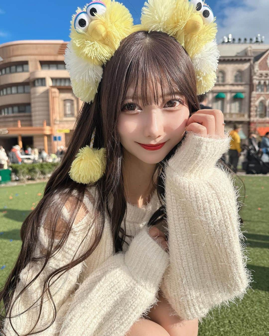 山広美保子さんのインスタグラム写真 - (山広美保子Instagram)「ユニバ行ったよ〜🥰 ずっと付けてみたかったカチューシャ💛 . . . . . #usj #usjコーデ #ユニバーサルスタジオジャパン #ユニバ #ユニバカチューシャ #ユニバフード #大阪 #関西 #旅行 #ニット #トップス #秋#秋服 #秋服コーデ #美脚 #ニットワンピース #タイトスカート #ワンピース #フェミニン　#私服 #全身コーデ #アイドル #idola #lucu #cantik #ไอดอล  #follow #フォロワー募集中 #いいね返し #セサミストリート #美脚」11月21日 21時23分 - yamahiromihoko