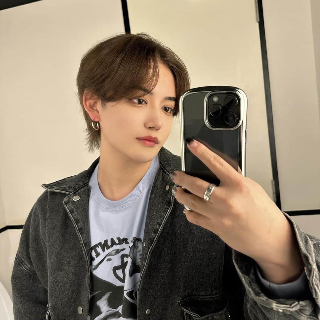 やっぴのインスタグラム：「引越しも終えて仕事も落ち着いて 心機一転したかったので髪色を明るくしてきた〜🩵  明るいのかわいいだいちゃんありがと🫶🏻」