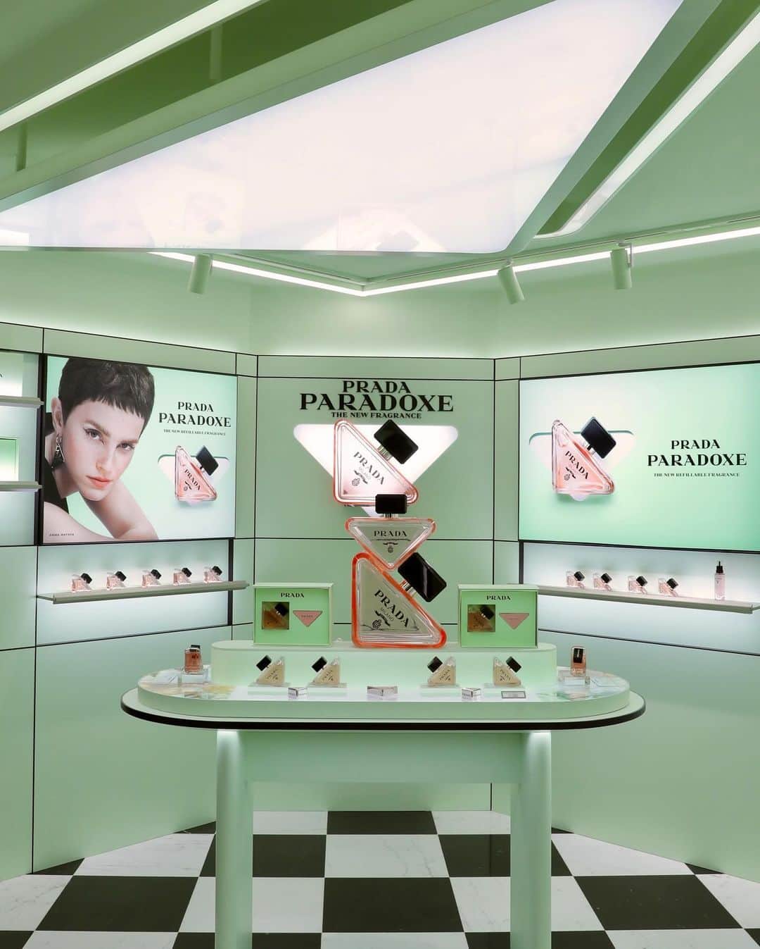 宮城舞さんのインスタグラム写真 - (宮城舞Instagram)「明日から表参道にOPENする Prada Beautyにお邪魔してきました🩷 東京都渋谷区神宮前5-12-1  アクセサリー感覚で持てる パラドックスは Prada定番のトライアングルで インテリアとしても可愛い🪑♡  香りも女性らしい甘さの奥に 後から大人な奥深さがくる香りで とても好みでした🩷🩷🩷  #prada  #PradaParadoxe  #PradaBeauty  #プラダパラドックス #PR」11月21日 21時20分 - mai_miyagi
