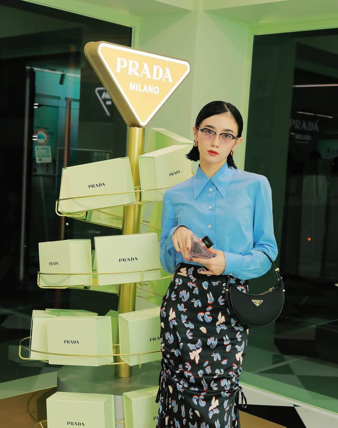 宮城舞さんのインスタグラム写真 - (宮城舞Instagram)「明日から表参道にOPENする Prada Beautyにお邪魔してきました🩷 東京都渋谷区神宮前5-12-1  アクセサリー感覚で持てる パラドックスは Prada定番のトライアングルで インテリアとしても可愛い🪑♡  香りも女性らしい甘さの奥に 後から大人な奥深さがくる香りで とても好みでした🩷🩷🩷  #prada  #PradaParadoxe  #PradaBeauty  #プラダパラドックス #PR」11月21日 21時20分 - mai_miyagi