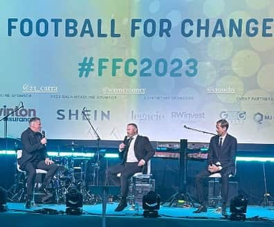 ジェイミー・キャラガーのインスタグラム：「Great night at the weekend for @ftblforchange lots of money raised for great causes & it looked like everyone had a ball 🍻💃  Big thanks to @ollymurs @vernonkay @waynerooney @crouchy @tiniegram @beverleyknight @petegravestv for putting on an unbelievable show 🔥  Thanks also to our biggest sponsors  @sheinofficial @swintoninsure ❤️👏🏻🎗️  Plus @danielhughespr @alexcroftonline for all their hard work!」