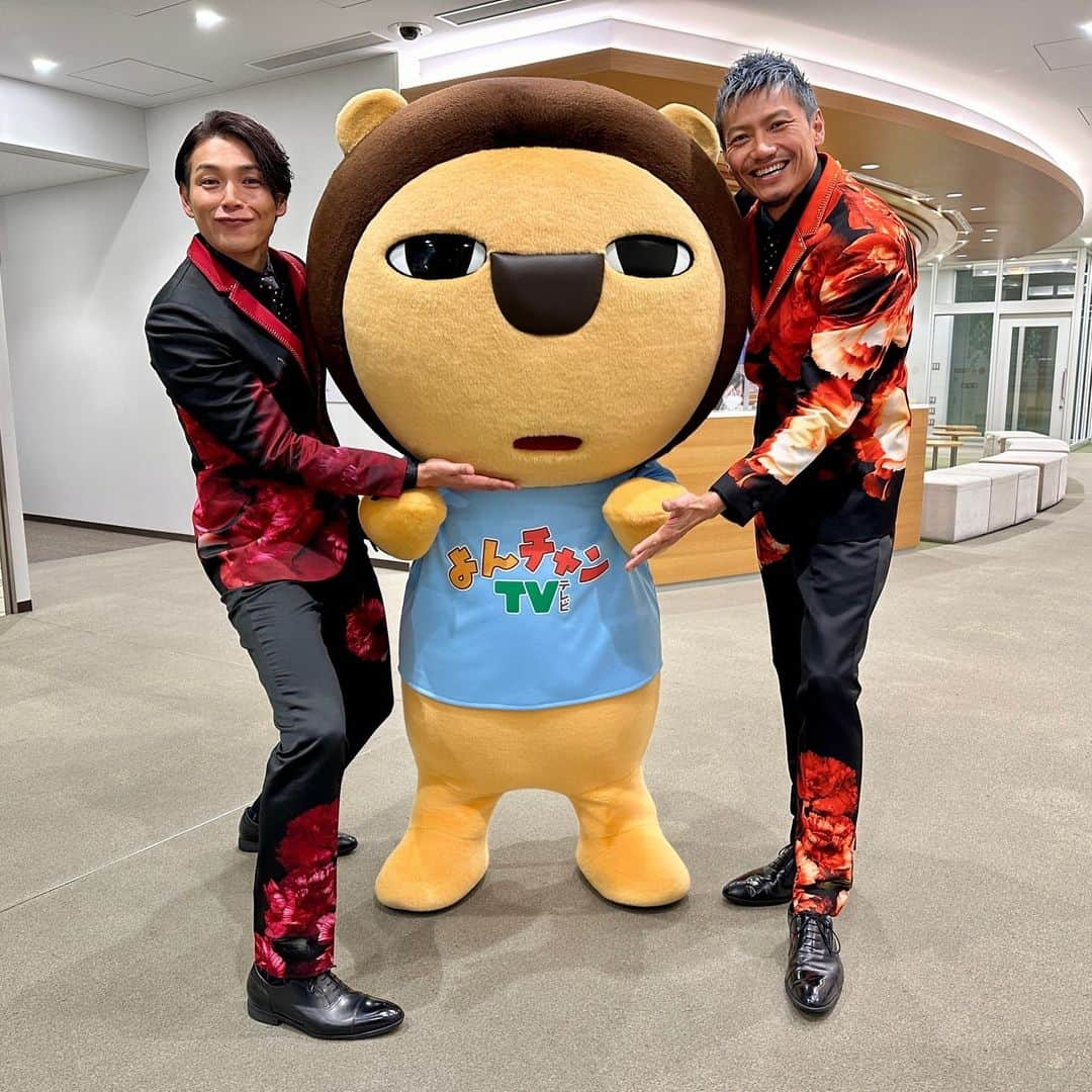 純烈のインスタグラム：「❤🧡  📺MBS ｢よんチャンTV」  白川裕二郎・岩永洋昭が #新歌舞伎座 ｢新春純烈公演」PRのため出演させていただきました✨  番組をご覧いただいた皆さま、共演者の皆さま、スタッフの皆さま！ ありがとうございました😊   #らいよんチャン と3ショットとらせてもらいました📷✨  ⋆┈┈┈┈┈┈┈┈┈┈┈┈┈┈┈┈┈┈┈┈┈┈┈┈┈┈┈┈┈⋆  2024年1月｢新春純烈公演｣in新歌舞伎座 ●○チケット発売中○●  購入はこちらから⬇️ https://md.pia.jp/shinkabukiza/ticketInformation.do?eventCd=2322664&rlsCd=002&showTyp=1  ⋆┈┈┈┈┈┈┈┈┈┈┈┈┈┈┈┈┈┈┈┈┈┈┈┈┈┈┈┈┈⋆   #mbs  #毎日放送  #よんチャンtv   #純烈  #白川裕二郎  #岩永洋昭  #新春純烈公演」