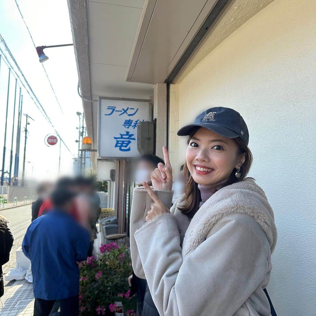 加藤里奈（カトリーナ）さんのインスタグラム写真 - (加藤里奈（カトリーナ）Instagram)「#CBCラジオ #ドラ魂キング 今日は放送前に閉店前日 #ラーメン竜 へ🍜 立浪様が愛したという冷麺 桜を頂きました🌸 めっちゃ美味しかった🥺🫶 @ra_men_ryu244   11:15時点で60人ほど並んでいて 最初のメンバーが入店した後、 屋外の列の一列目の方に話を聞くと 10:30ごろから並んでいるということでした！ この話を聞いた21歳の男の子がナイスなキャラで 今日のオープニングトーク＆テーマに させて頂きました🤣🤣 (ねえ、ちゃんとラジオ聴いてくれた？笑)  ✅radikoタイムフリーはこちらから http://radiko.jp/share/?t=20231113160000&sid=CBC   その他にも数人お話しを聴かせて頂き、 番組の中でご紹介させて頂きました✨ ありがとうございました！！  リスナーさんも結構いて、並びながらドラ魂キングを radikoのタイムフリーで聴いてくれていたり 写真サイン祭りしたり知ってて貰えて光栄でした🫶  ラーメン竜さんも知ってて下さり嬉しかったです！ ありがとうございました！  明日のラスト営業頑張ってください💙 そして行かれる皆様、味わってきてください！ 42年間お疲れ様でした！！  #プロ野球 #ドラ魂キング #中日ドラゴンズ #CBCラジオ  #ダイノジ #ドラゴンズファンと繋がりたい #ラジオ  #野球 #ドラゴンズ女子 #ラーメン #ドラゴンズ女子 #ラジオパーソナリティー #radiko #radio #中日 #ラジオ番組 #ドラゴンズ #ラーメン屋 #ラーメン部 #ラーメン倶楽部 #ラーメン女子 #プロ野球好きな人と繋がりたい #dragons #ラジオ好きな人と繋がりたい #ラーメンパトロール #ナゴヤ球場 #ラーメン好きな人と繋がりたい #ドラゴンズファン #ラーメン専科竜」11月21日 21時31分 - rinakatoktriiina