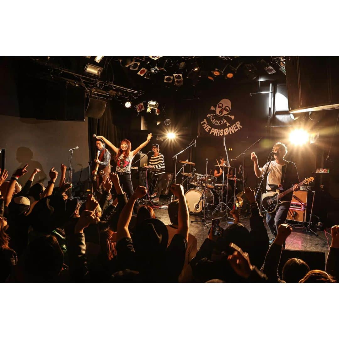 THE PRISONERのインスタグラム：「11月18日高円寺HIGH  "SUCKER BAWL" THANK YOU！！ 【写真 IWAKAMI KOUICHI】 最高に灼熱な夜でした！溢れる熱気パワーをいただきました。 サポートベーシストまなと THANK YOU！！ 皆様またライブハウスで逢いましょう🤝  #theprisoner  #プリズナー」