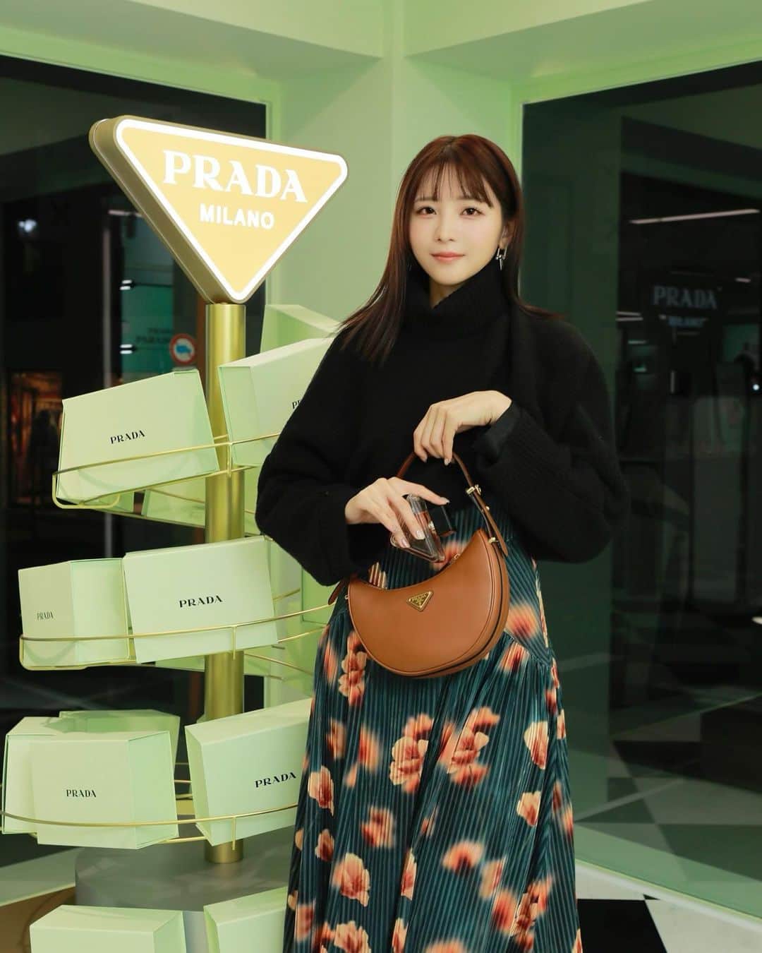 早瀬あやのインスタグラム：「@prada @pradabeauty 🤎」
