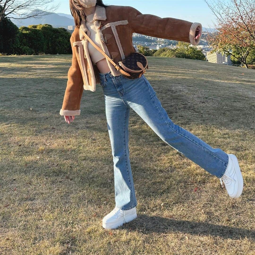 Maiのインスタグラム：「・ 先週の📷  ムートンジャケットやっぱり可愛いなー🐻🤎  このムートンジャケットは去年私がセレクトして販売していたアイテムなので今は売っていないです🙇‍♀️  #sneakers #celine #celinebyhedislimane #celinesneakers #louisvuitton」