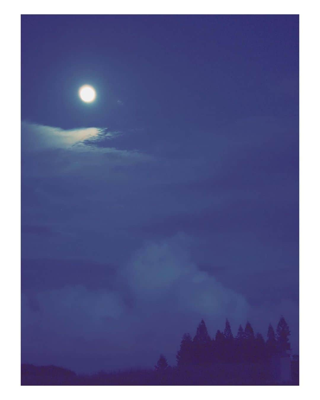 大塚愛さんのインスタグラム写真 - (大塚愛Instagram)「AIO PHOTO  夕月夜から始まる唄  AIO　　#aio #photo #moon #moonlight #night」11月21日 21時28分 - aiotsuka_official