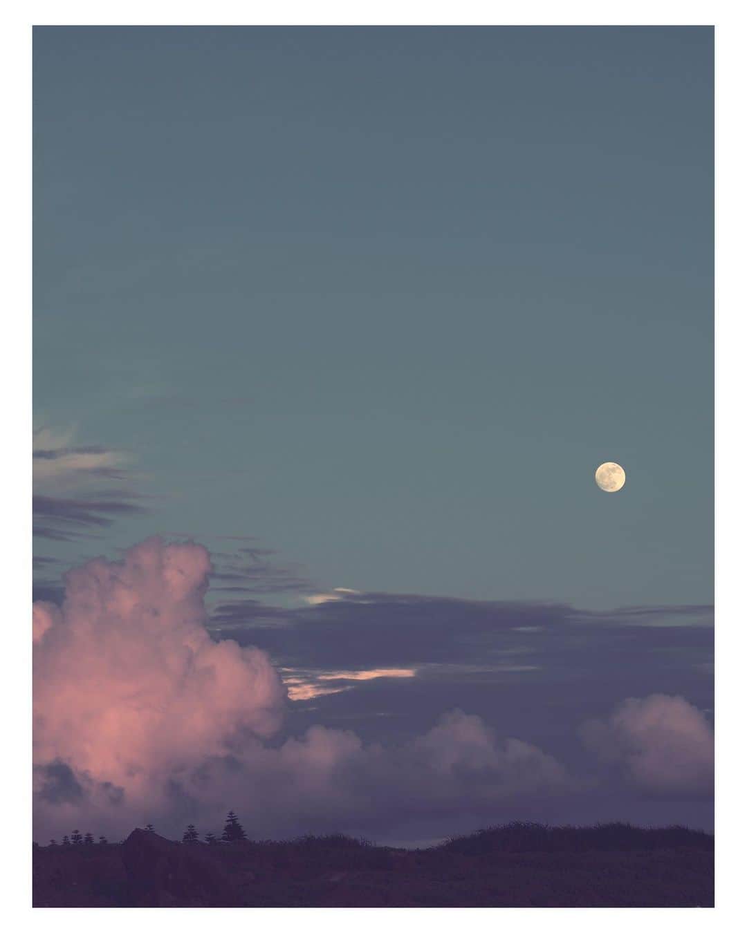 大塚愛のインスタグラム：「AIO PHOTO  夕月夜から始まる唄  AIO　　#aio #photo #moon #moonlight #night」