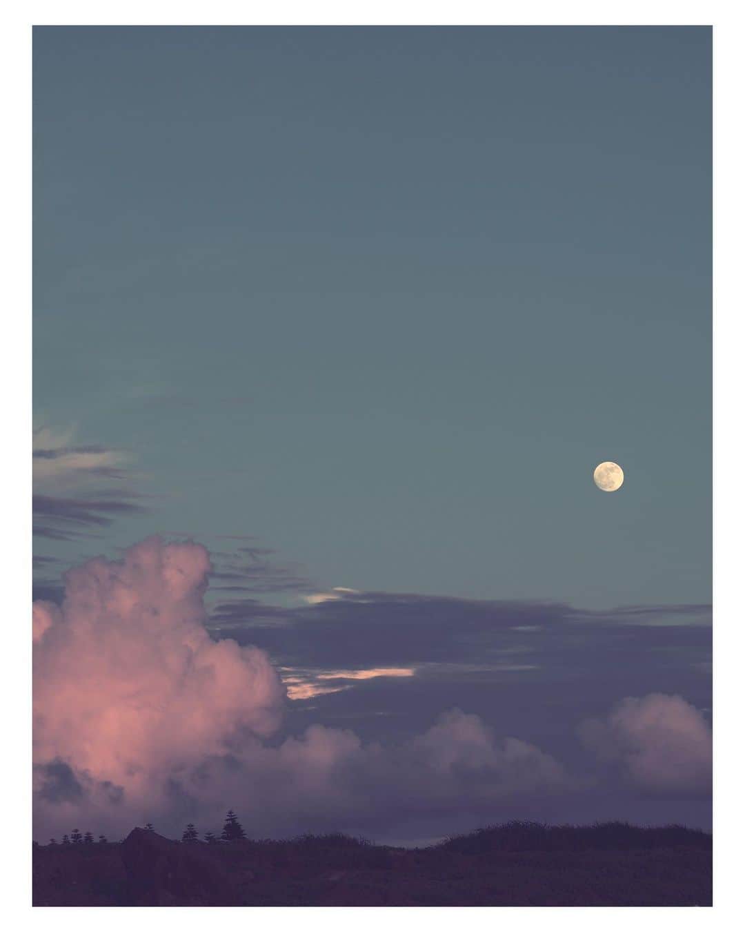 のインスタグラム：「AIO PHOTO  夕月夜から始まる唄  AIO　　#aio #photo #moon #moonlight #night」