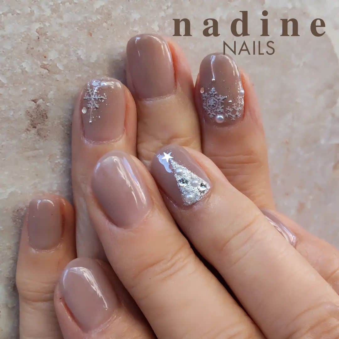 nadineNAILSのインスタグラム：「こんなデザインの季節になりました♡ 🎄🎄🎄🎄🎄🎄🎄🎄♥  　#nailart #nailstagram #nails #art #instnailstyle # #japanstyle  #originalnails #gold#silver#美甲 #gelnails #gel甲 #ニュアンスネイル#girlsfashion #ミラーネイル  #clearnails #フレンチネイル#リングネイル #ワンホンネイル#pedicure #スキニーフレンチネイル #秋色ネイル#マグネットネイル#グラデーションネイル#韓国ネイル#韓国コスメ#マットネイル#クリアネイル#クリスマスネイル  nailsheet @lavankomono」